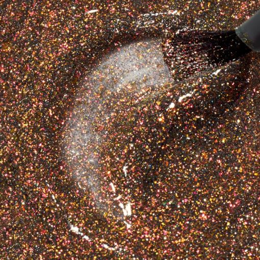 Nahaufnahme von gold-bronze glitzerndem Nagellack