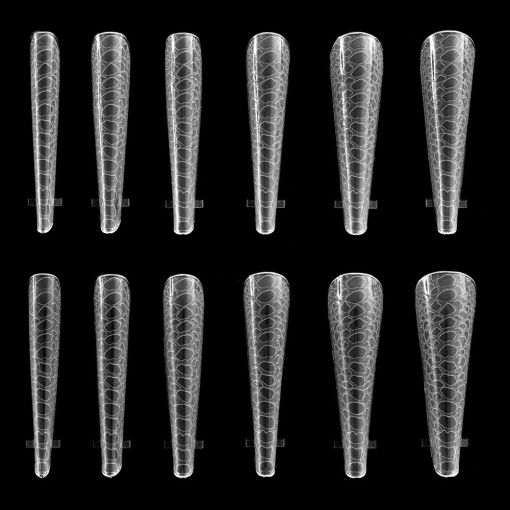 Zwölf transparente Kunststoff-Reagenzgläser vor schwarzem Hi