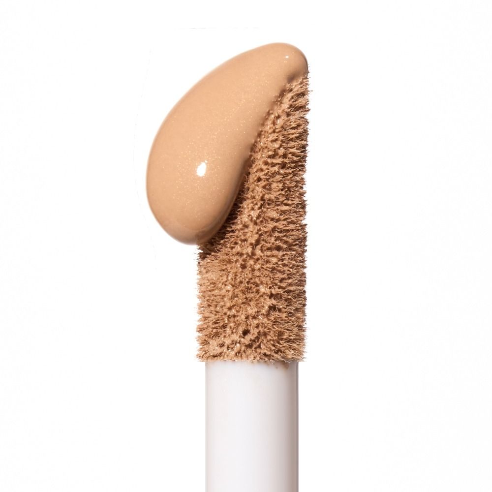 Flüssiger Concealer auf Make-up Applikator in hellem Beige