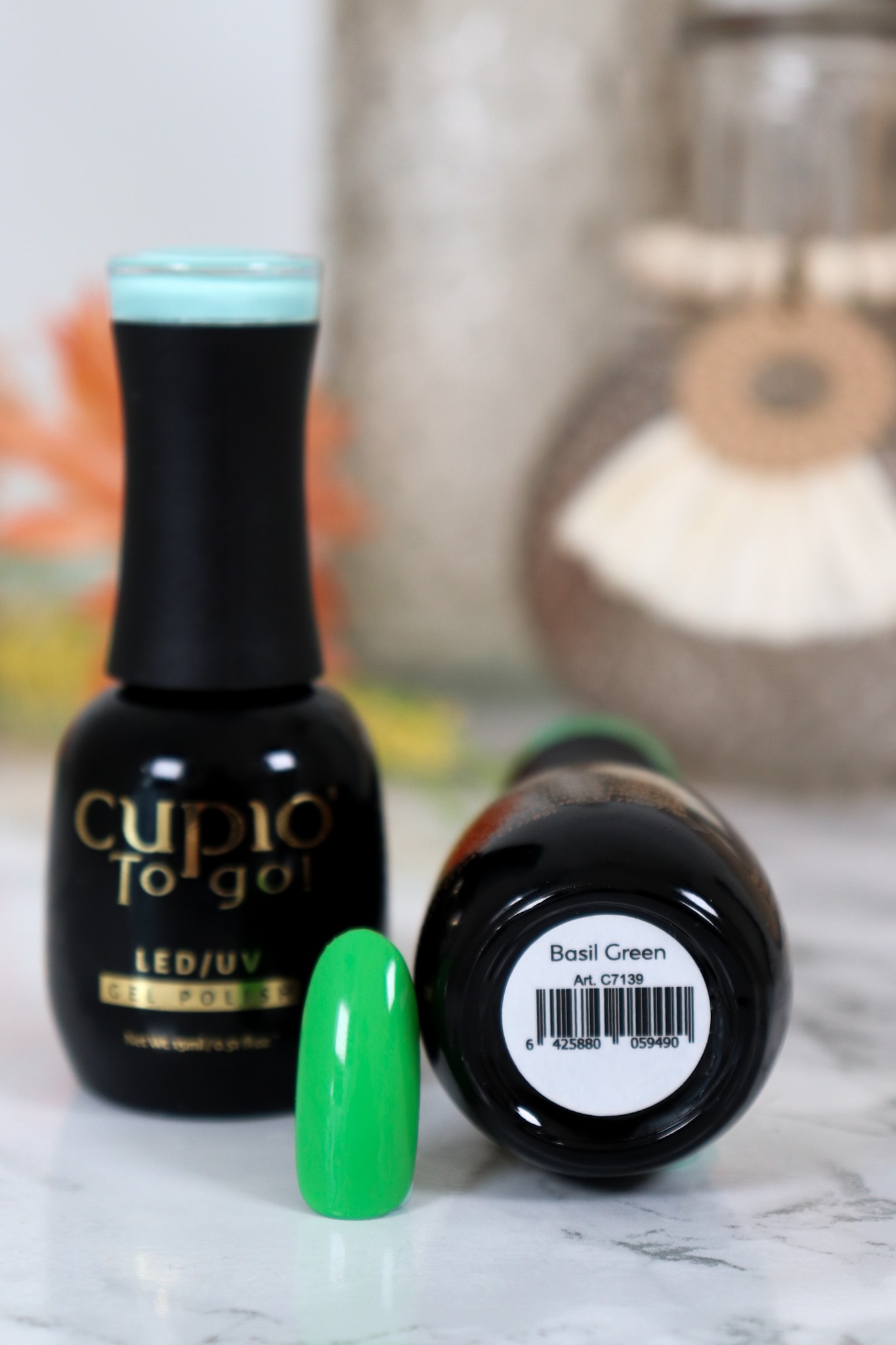 Flasche mit Cupio To Go Gel-Lack Basil Green und Nagelspitze in leuchtendem Grün