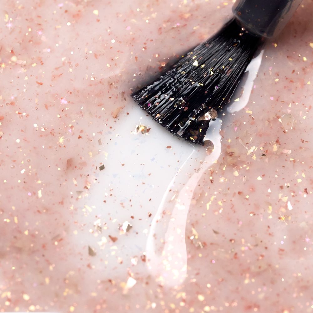 Nahaufnahme Pinsel im glitzernden Nagellack rosa