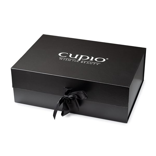 Schwarze Geschenkbox von Cupio mit dem Aufdruck 'WISH FOR BEAUTY' und einem Satinband