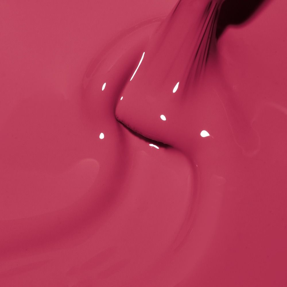 Glänzende pinke Lackfarbe fließt und reflektiert Licht