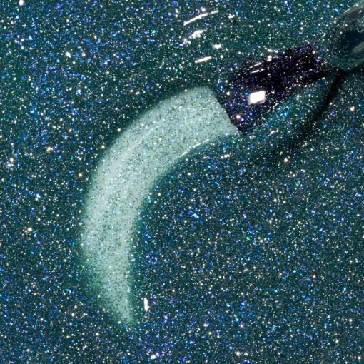 Pinsel mit glitzerndem türkisblauem Nagellack