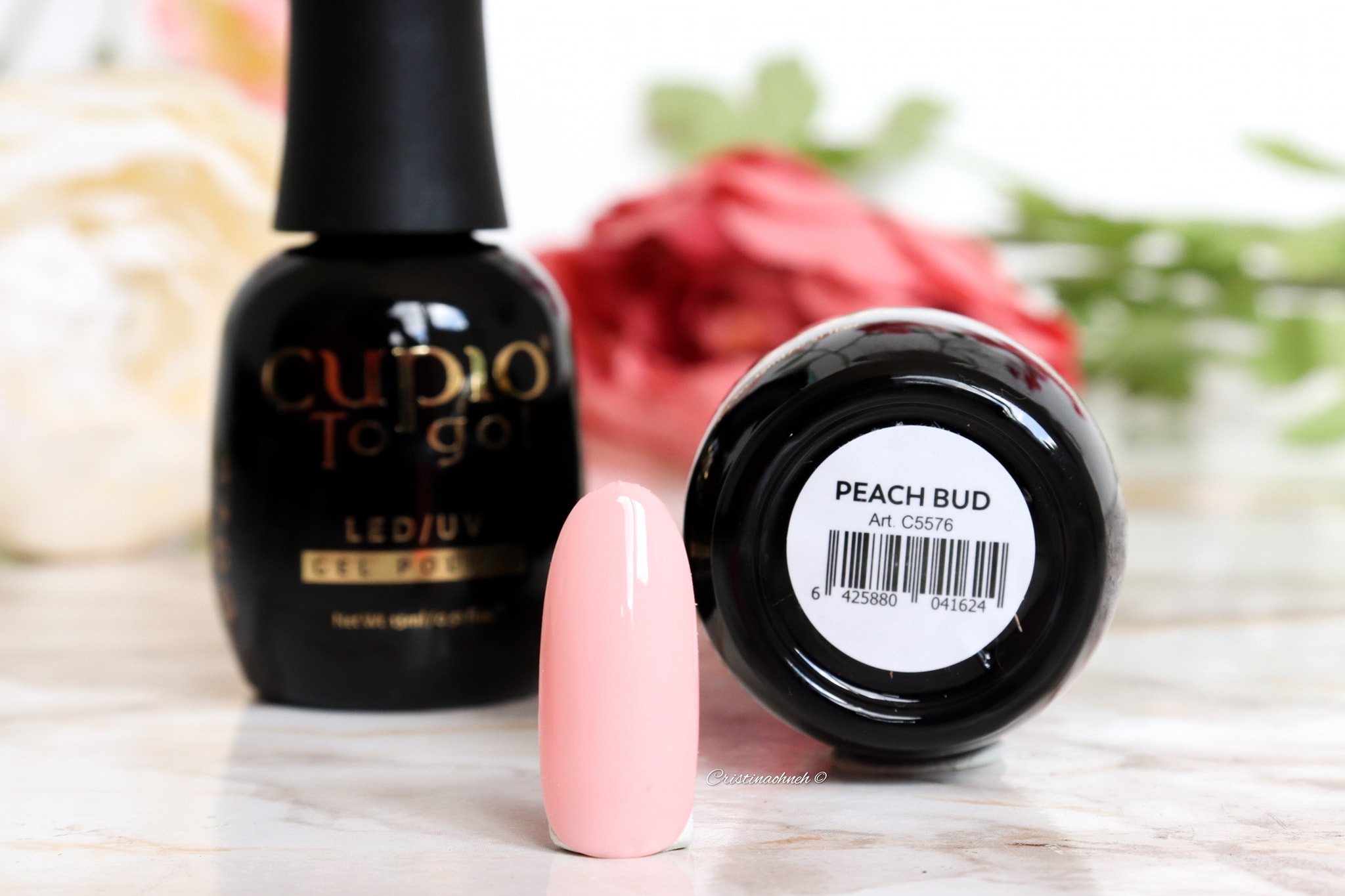 Cupio To Go LED/UV Gel Polish in der Farbe Peach Bud mit einem Nagel in Blushfarbe