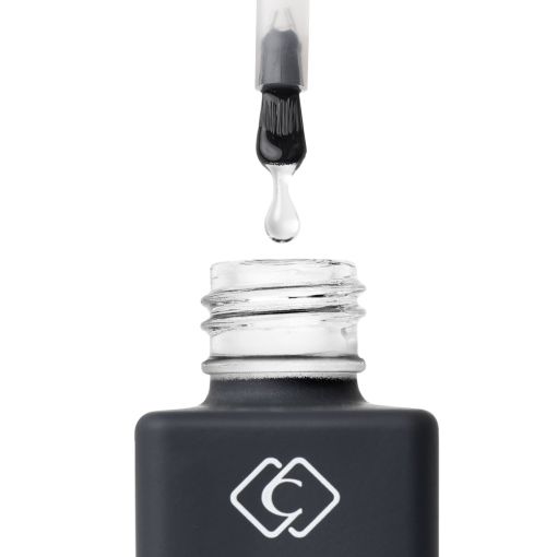 Offene Nagellackflasche mit Pinsel und fallendem Tropfen