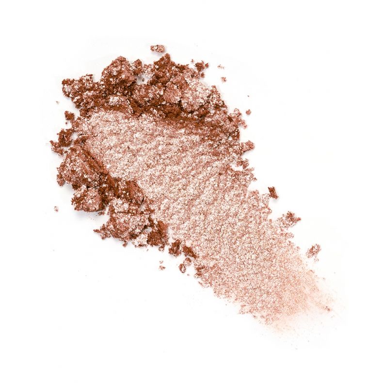 Detailaufnahme von glitzerndem Bronzer-Pulver in Bronze-Farbe auf weißem Untergrund
