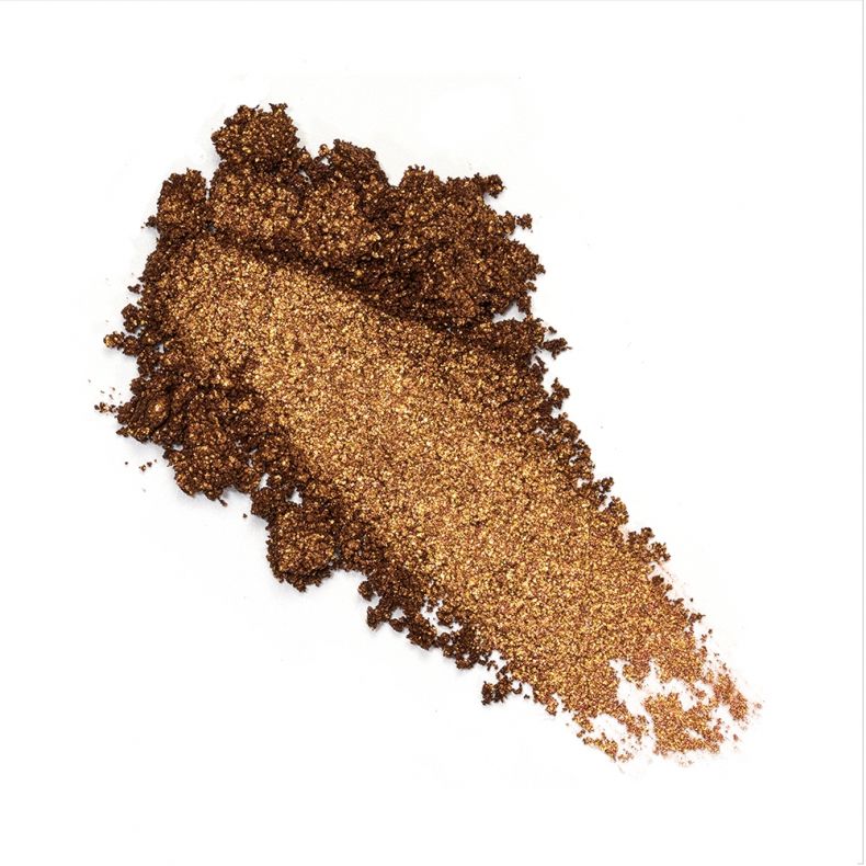 Braunes Glitzerpuder auf weißem Hintergrund, ideal für Make-up und Bastelprojekte.